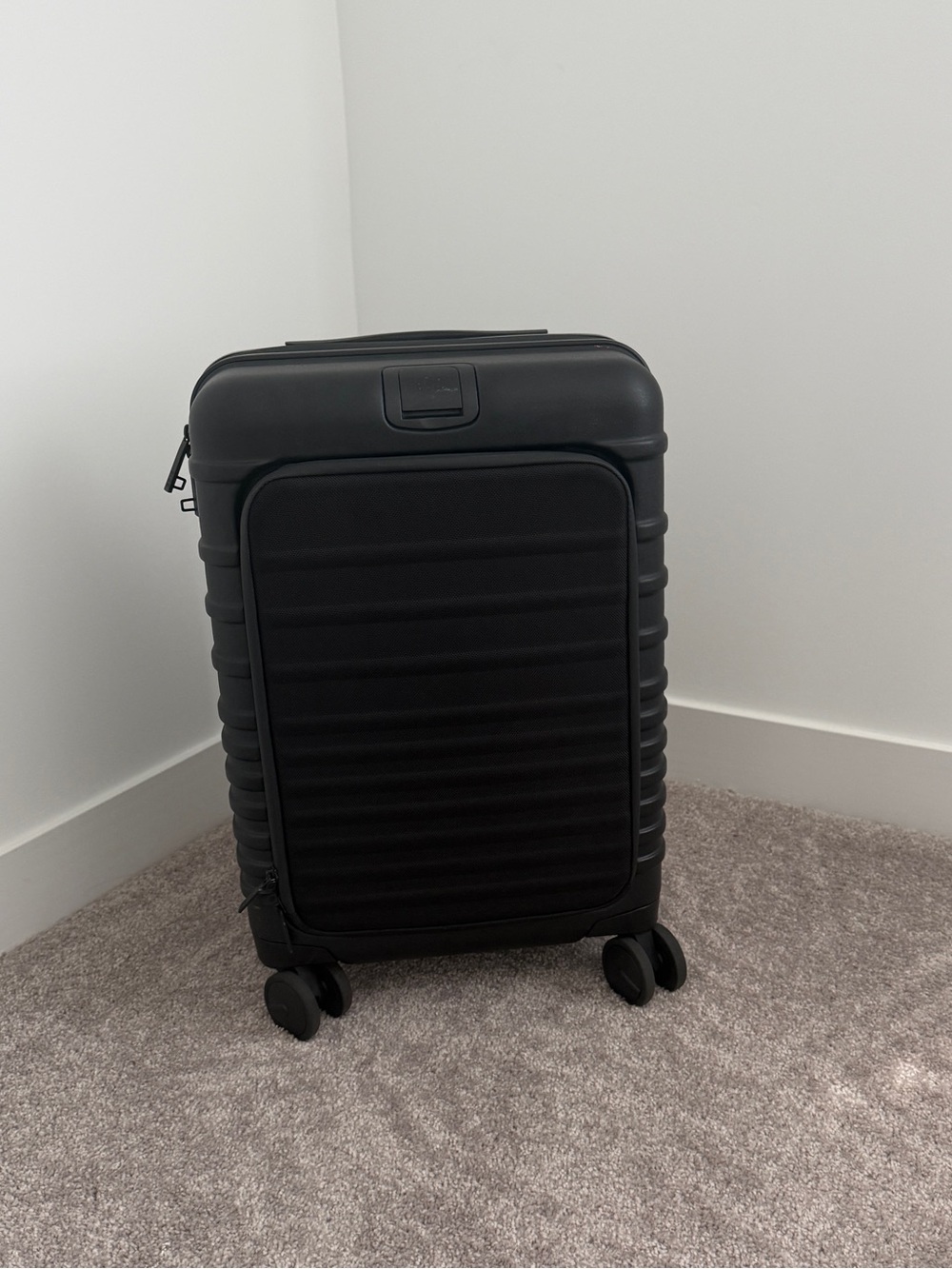 BEIS Carry-On Spinner Suitcase in Black